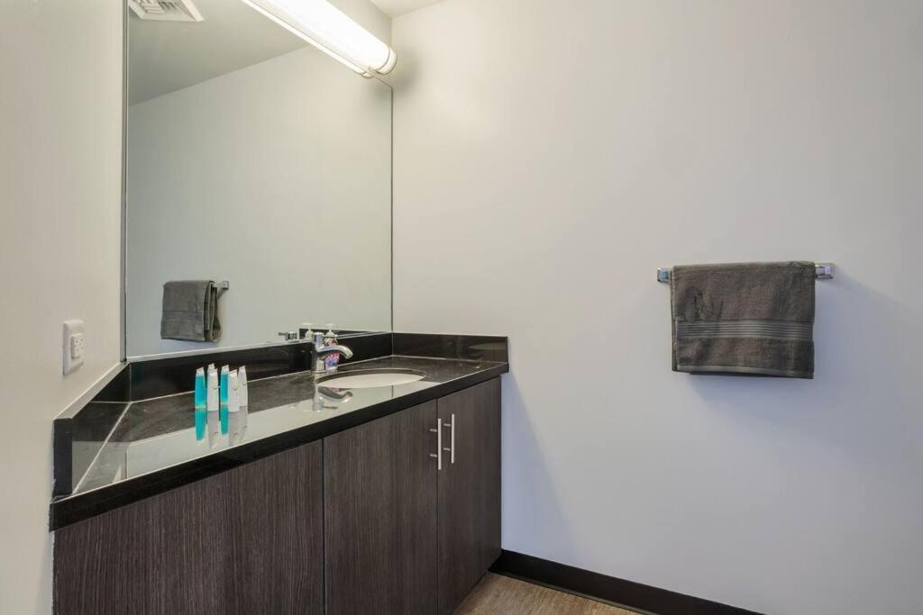 Апартаменты Lovely Upscale High Rise Private Parking & Pool Лос-Анджелес Экстерьер фото