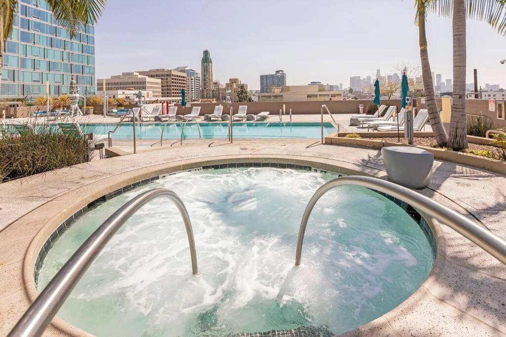 Апартаменты Lovely Upscale High Rise Private Parking & Pool Лос-Анджелес Экстерьер фото