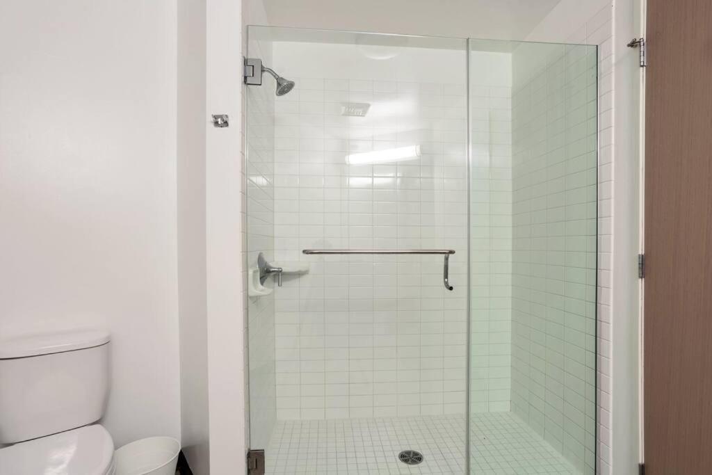 Апартаменты Lovely Upscale High Rise Private Parking & Pool Лос-Анджелес Экстерьер фото