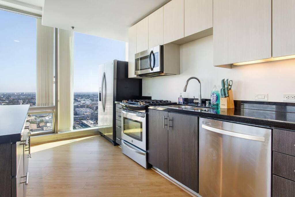 Апартаменты Lovely Upscale High Rise Private Parking & Pool Лос-Анджелес Экстерьер фото