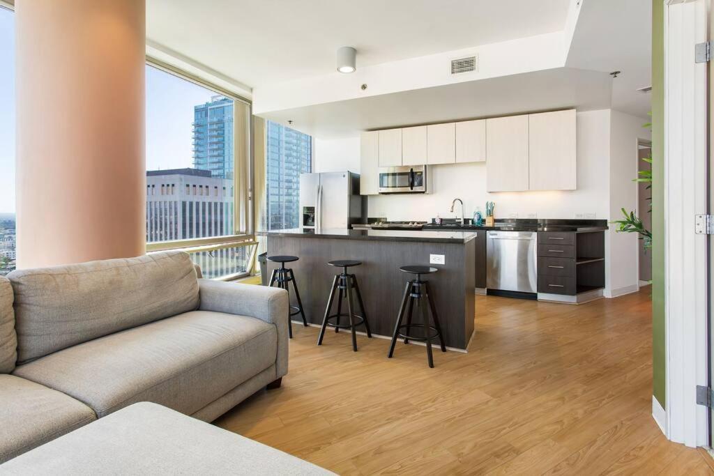 Апартаменты Lovely Upscale High Rise Private Parking & Pool Лос-Анджелес Экстерьер фото